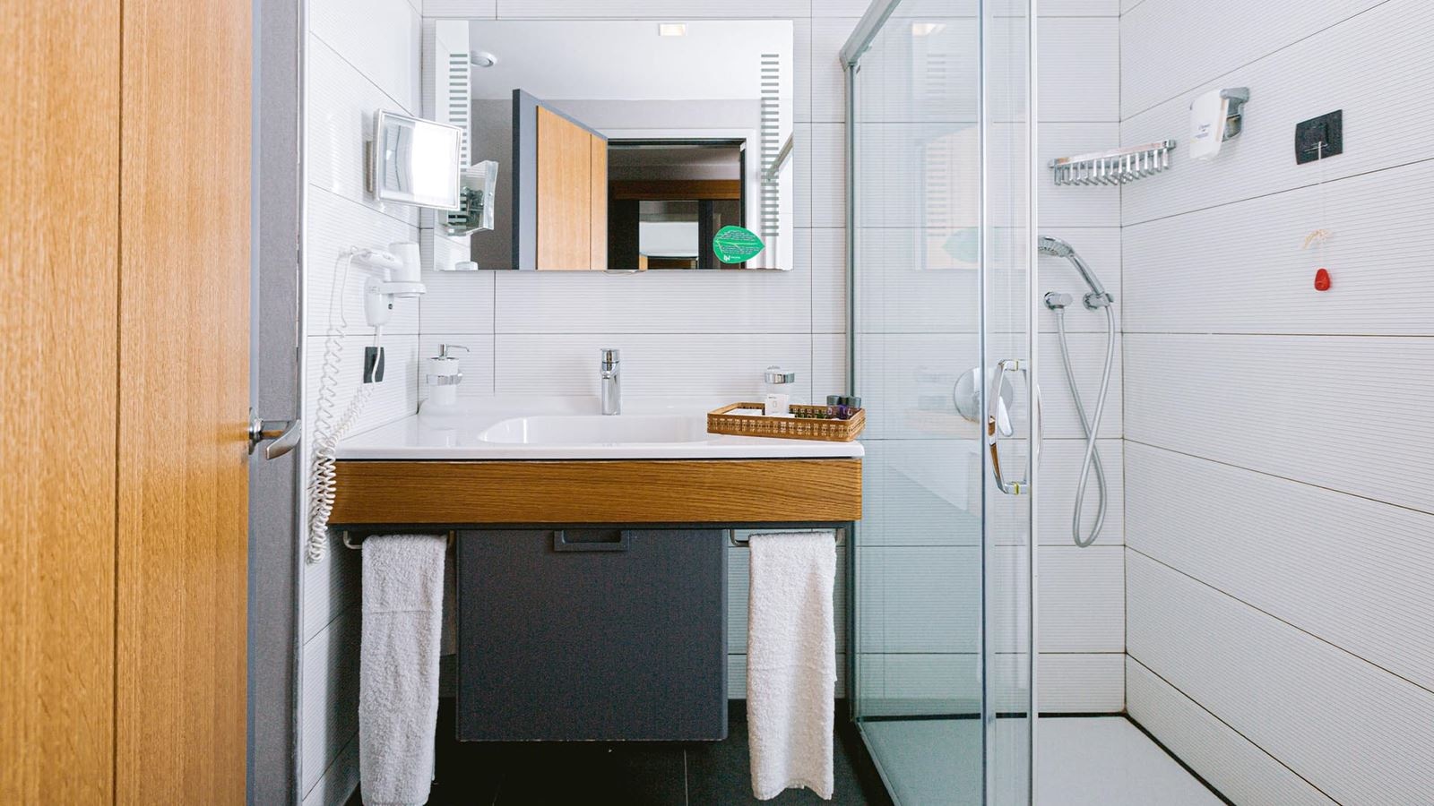 rooms-main-building-deluxe-room