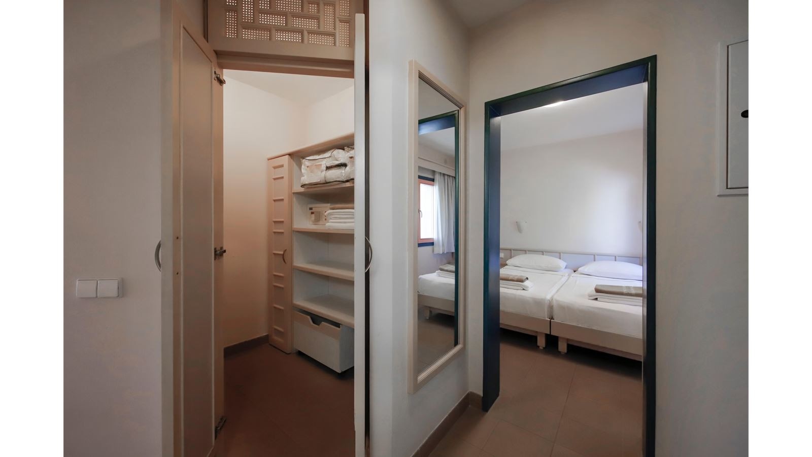rooms-family-room-garden-view