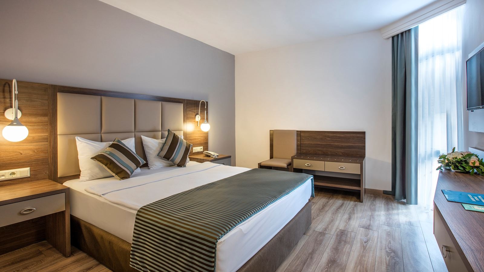 rooms-family-room-pool-view