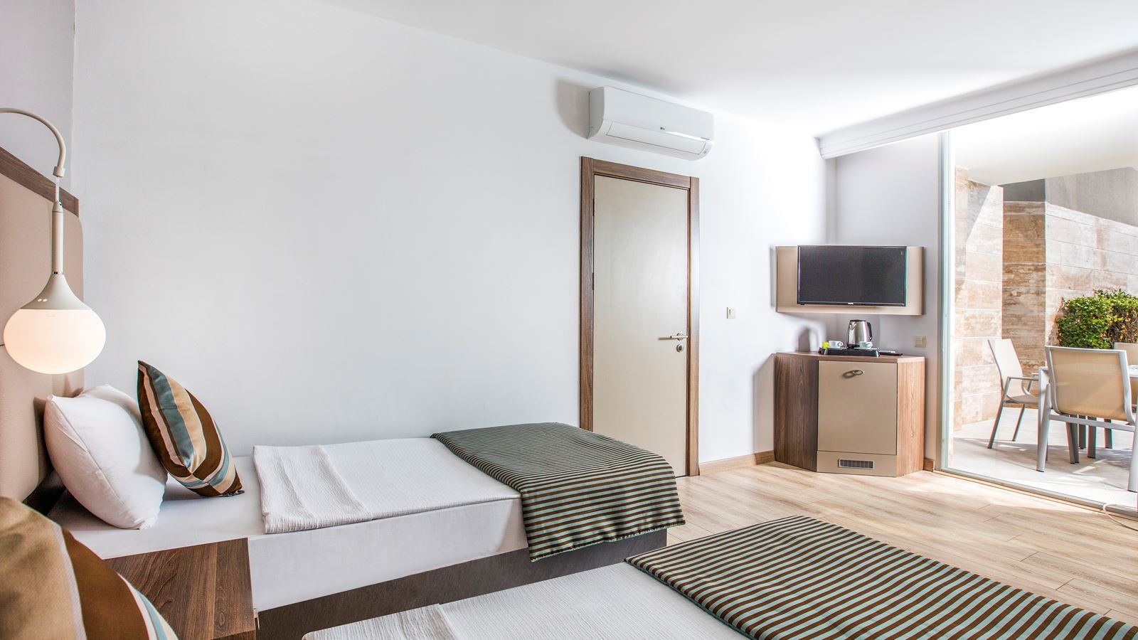 rooms-family-room-pool-view