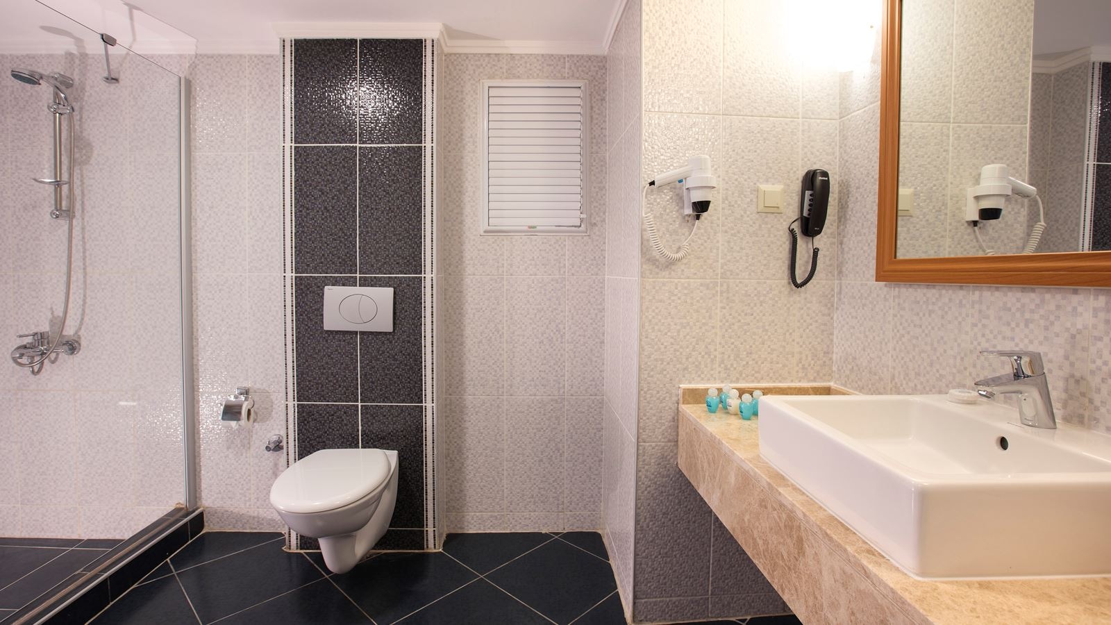 rooms-family-room-pool-view