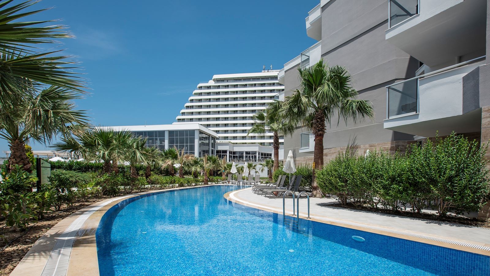 rooms-family-room-pool-view