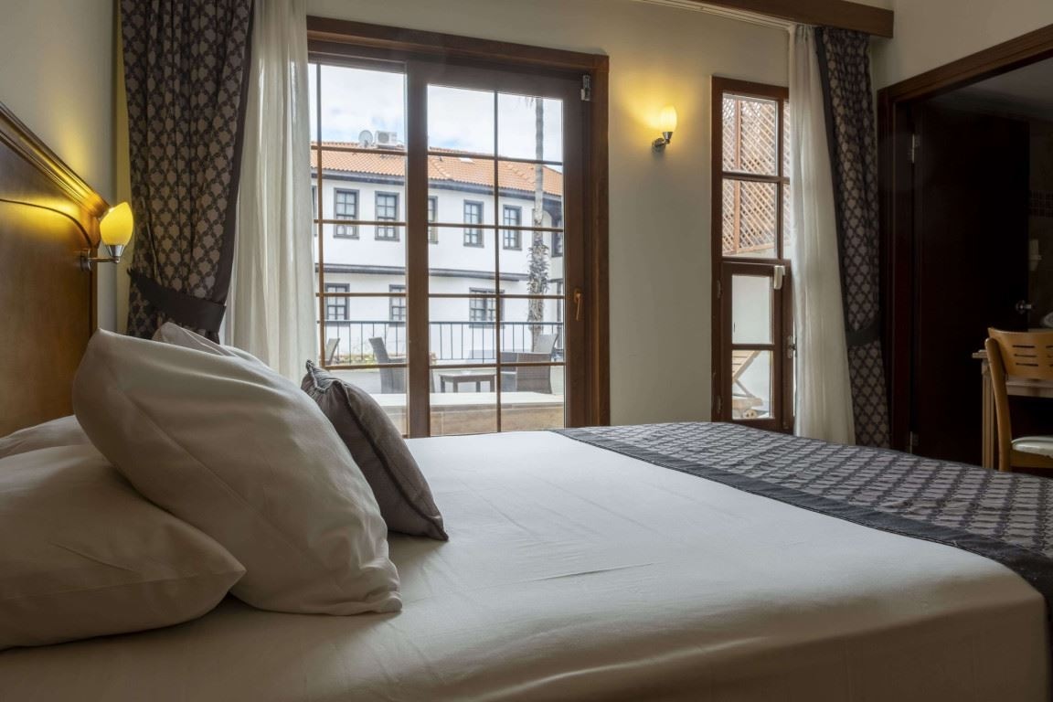 rooms-standard-deluxe-room