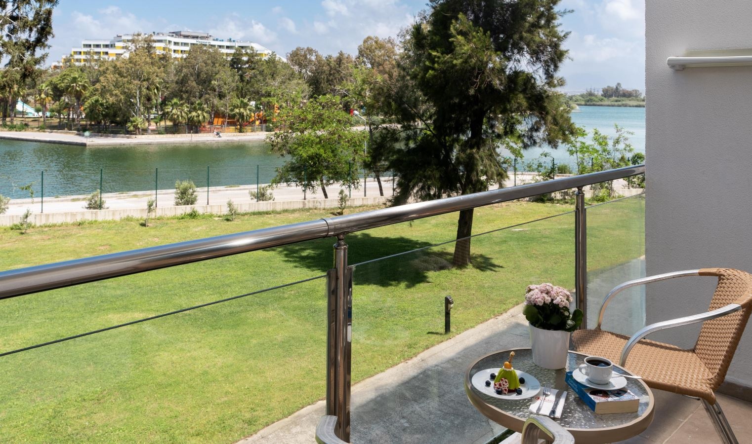 rooms-superior-room-lake-view