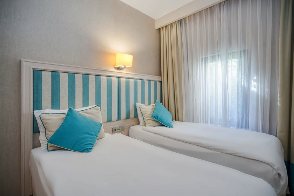 rooms-deluxe-family-room