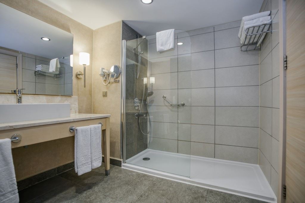 rooms-deluxe-family-room