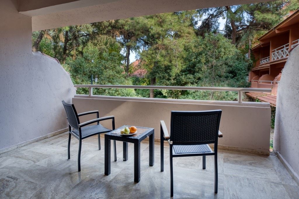 rooms-deluxe-family-room