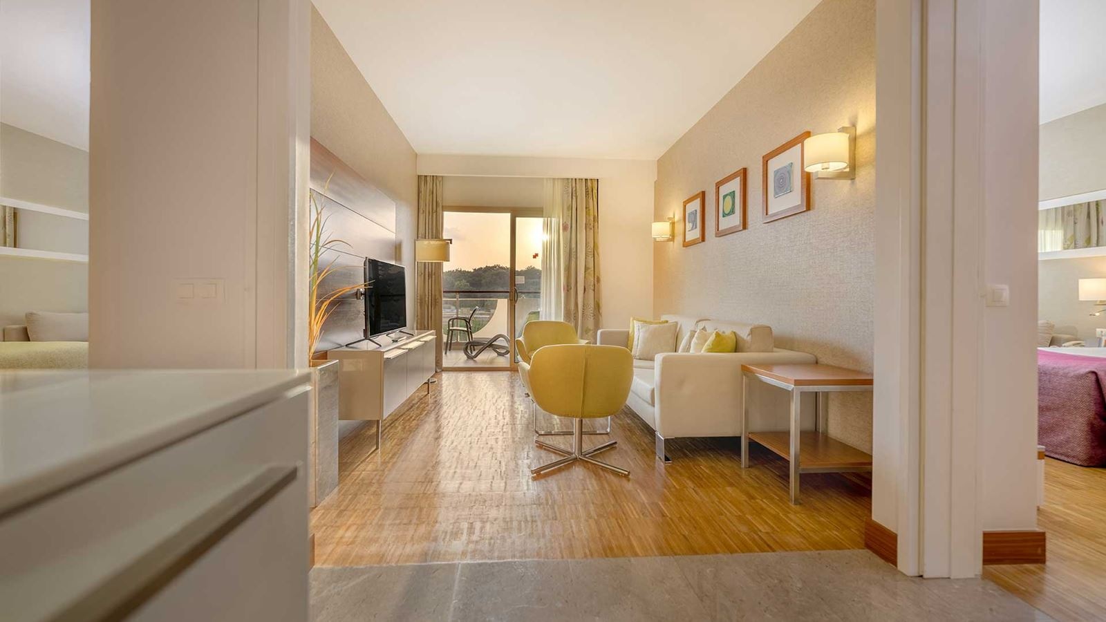 rooms-hotel-family-deluxe-suite-room