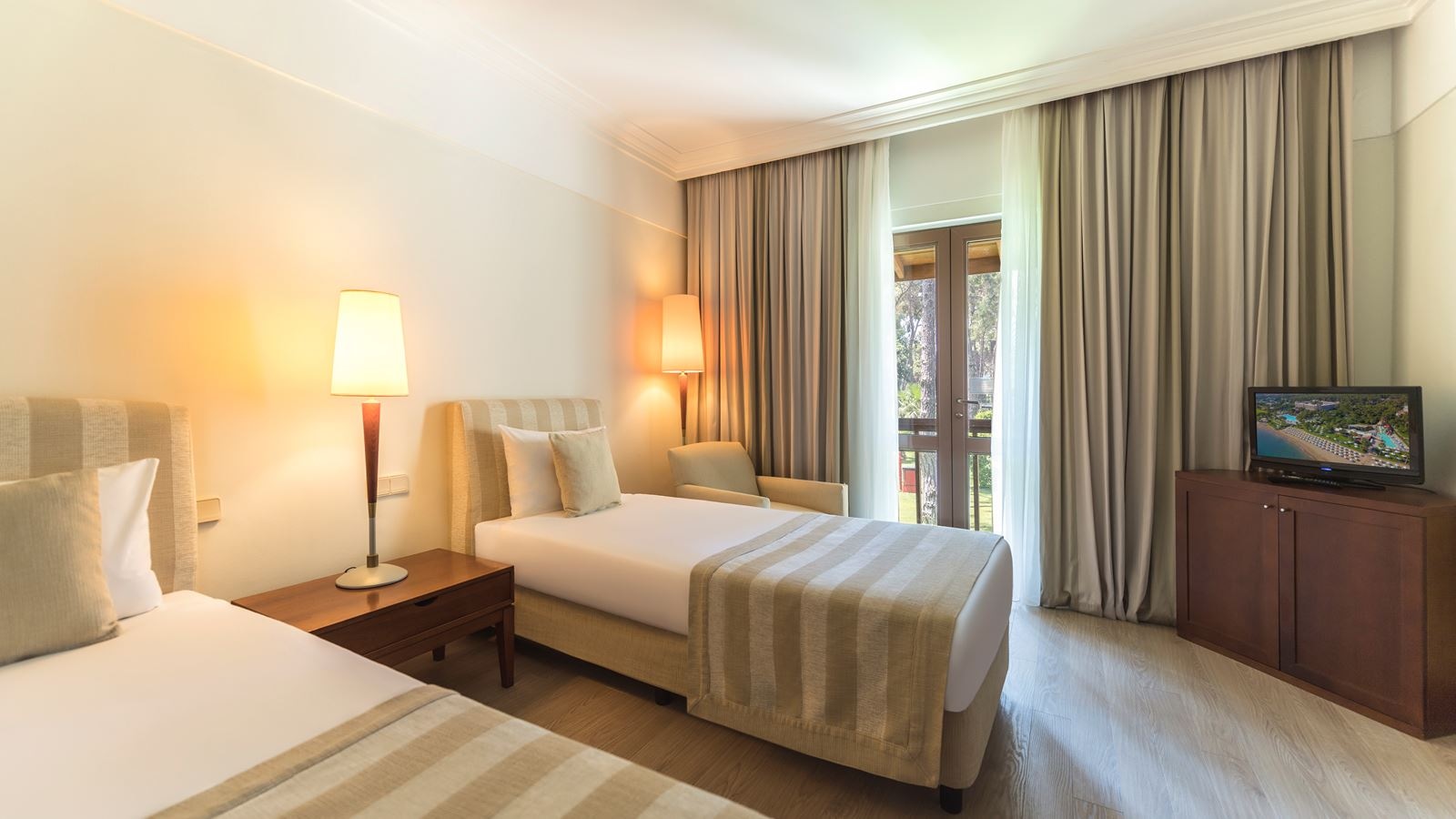 rooms-family-room-garden-view