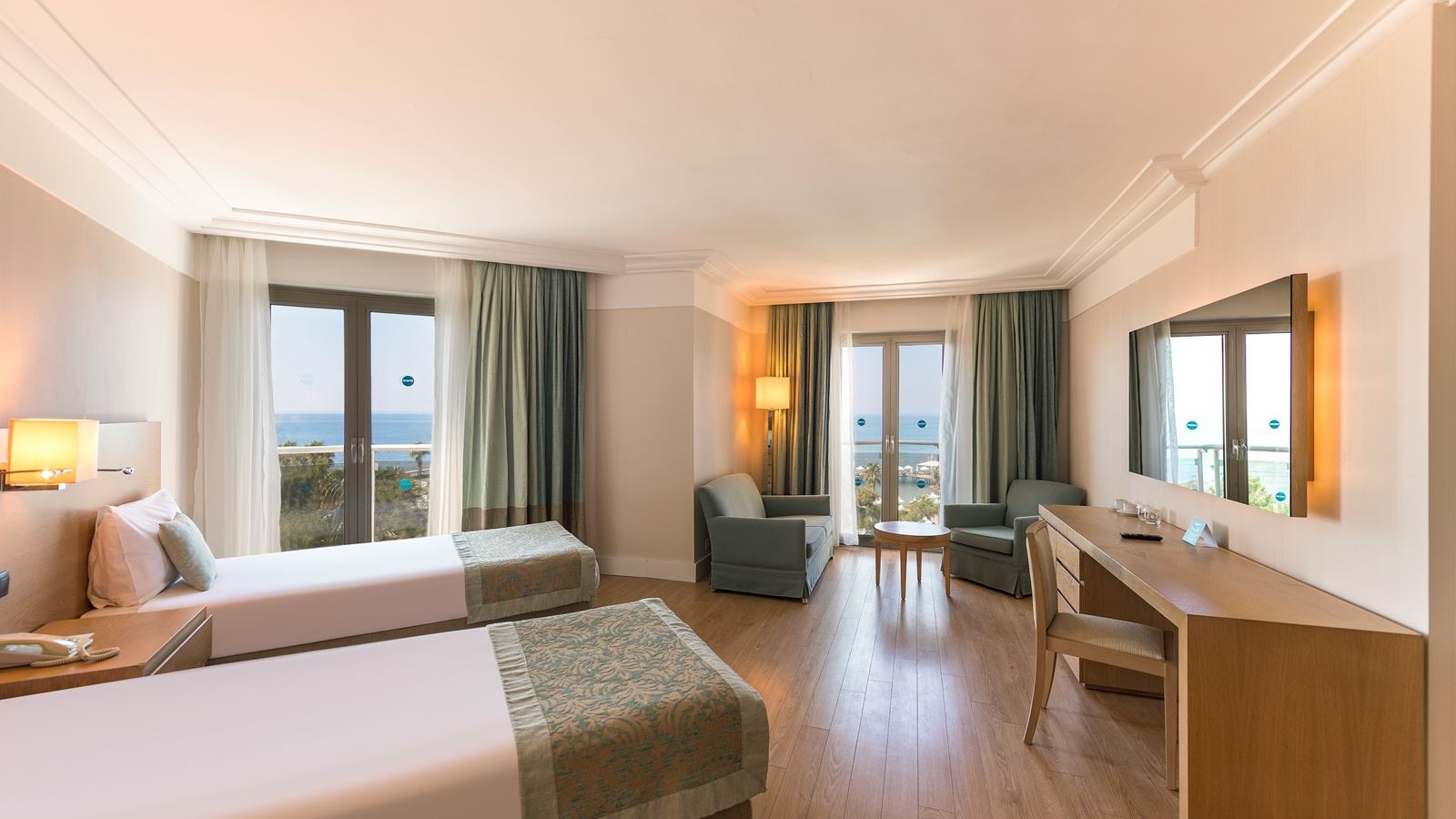rooms-deluxe-family-room-sea-view