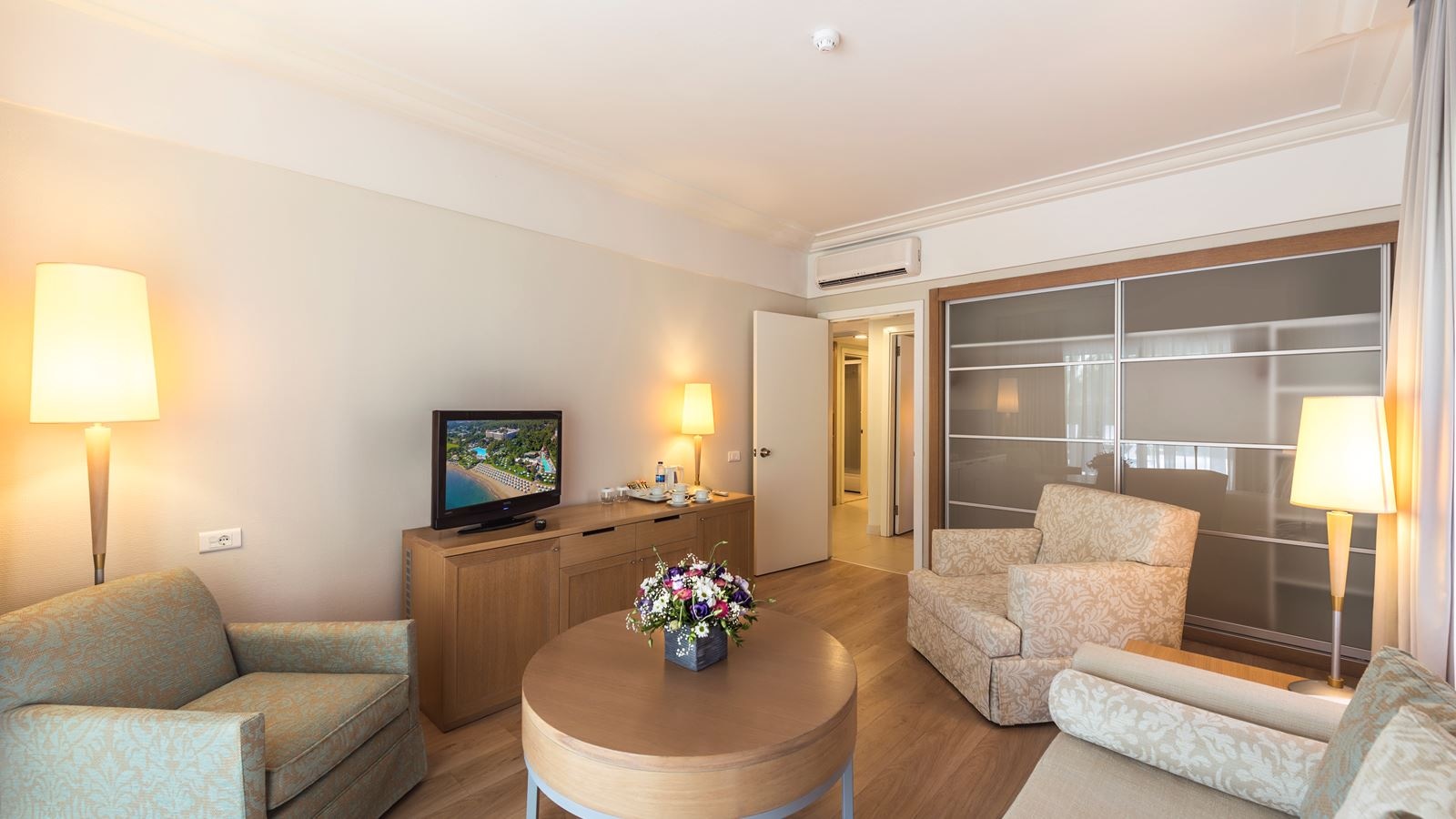 rooms-lake-house-pool-view-2-bedrooms-and-1-living-room-with-balcony