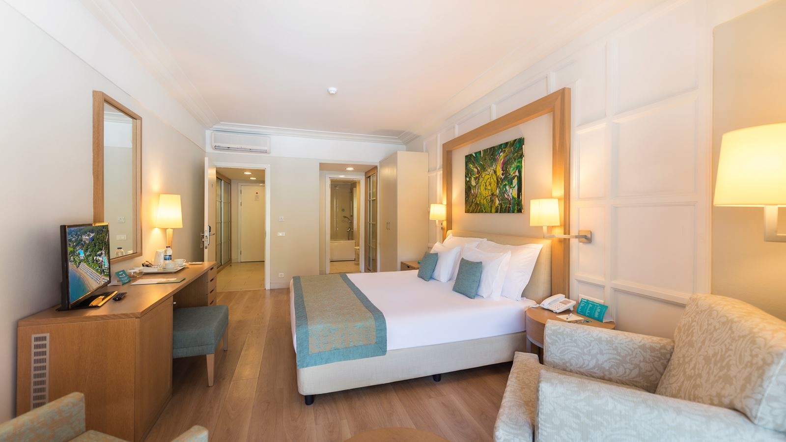 rooms-lake-house-pool-view-2-bedrooms-and-1-living-room-with-balcony