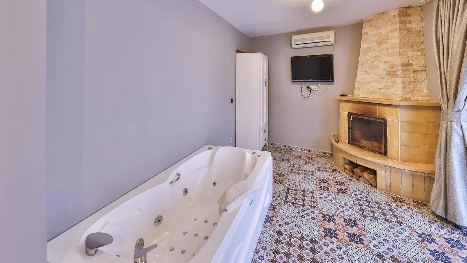 rooms-somineli-jakuzili-lacivert-oda