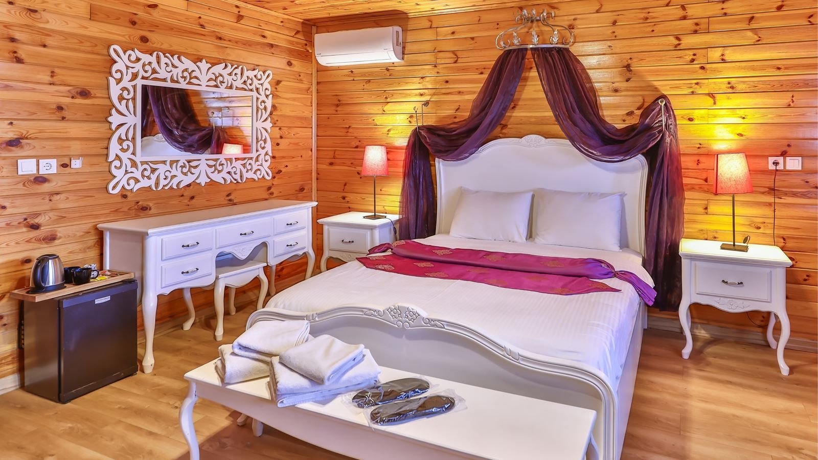 rooms-somineli-jakuzili-bahce-ve-havuz-manzarali-bungalow-oda