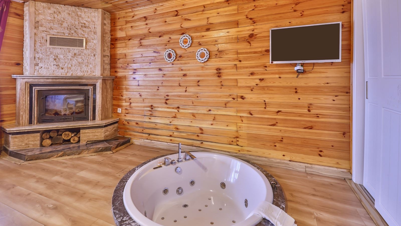 rooms-somineli-jakuzili-bahce-ve-havuz-manzarali-bungalow-oda