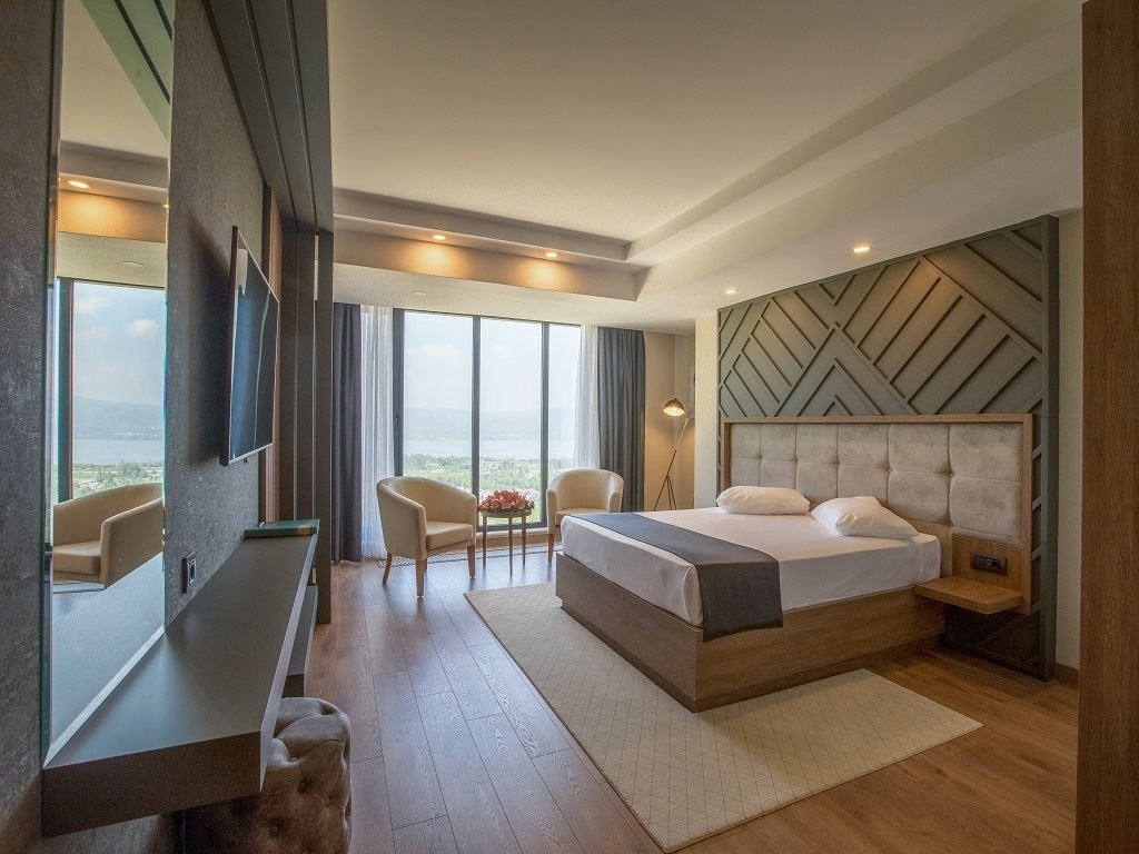 rooms-superior-room-with-lake-view