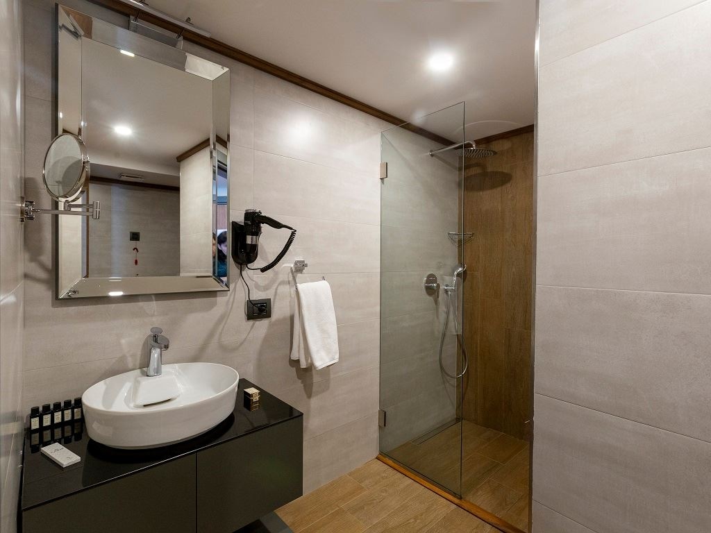 rooms-superior-room-with-lake-view