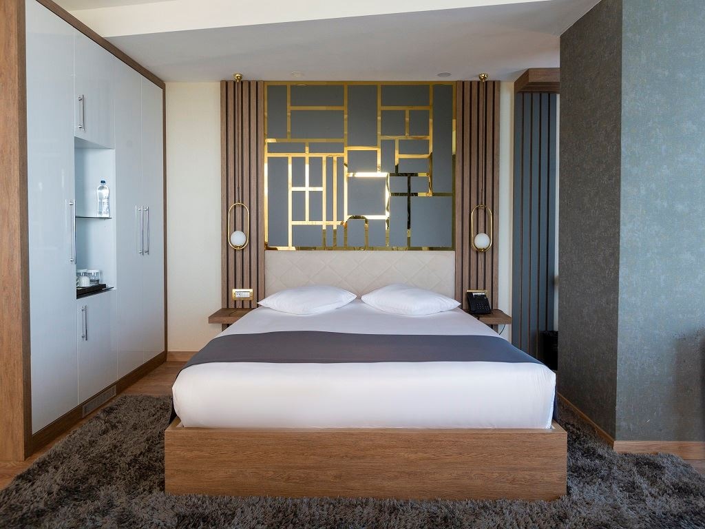 rooms-premium-deluxe-teras-oda-gol-manzarali