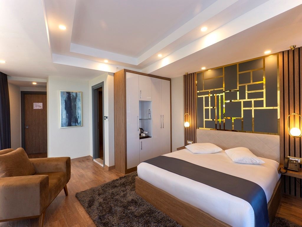 rooms-premium-deluxe-teras-oda-gol-manzarali