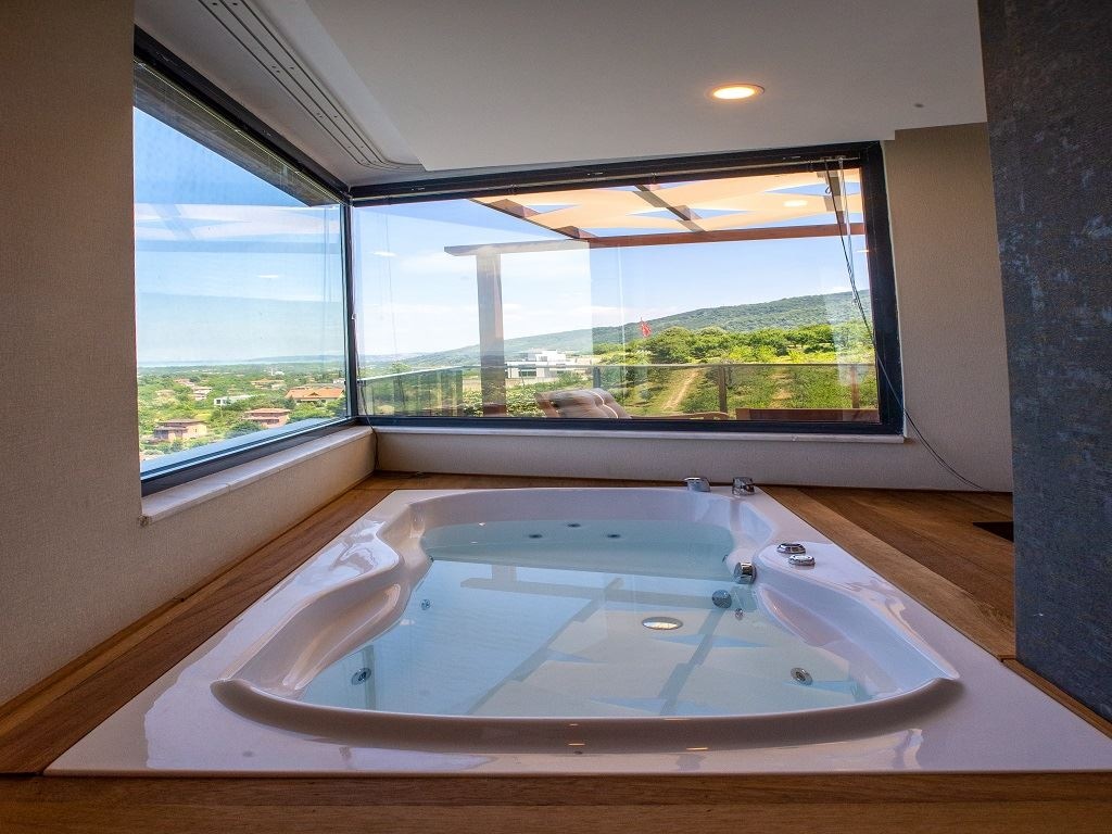 rooms-premium-deluxe-teras-oda-gol-manzarali