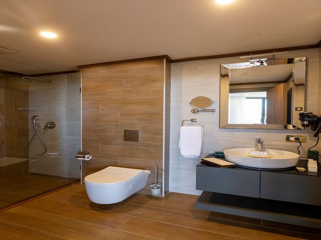 rooms-premium-deluxe-teras-oda-gol-manzarali