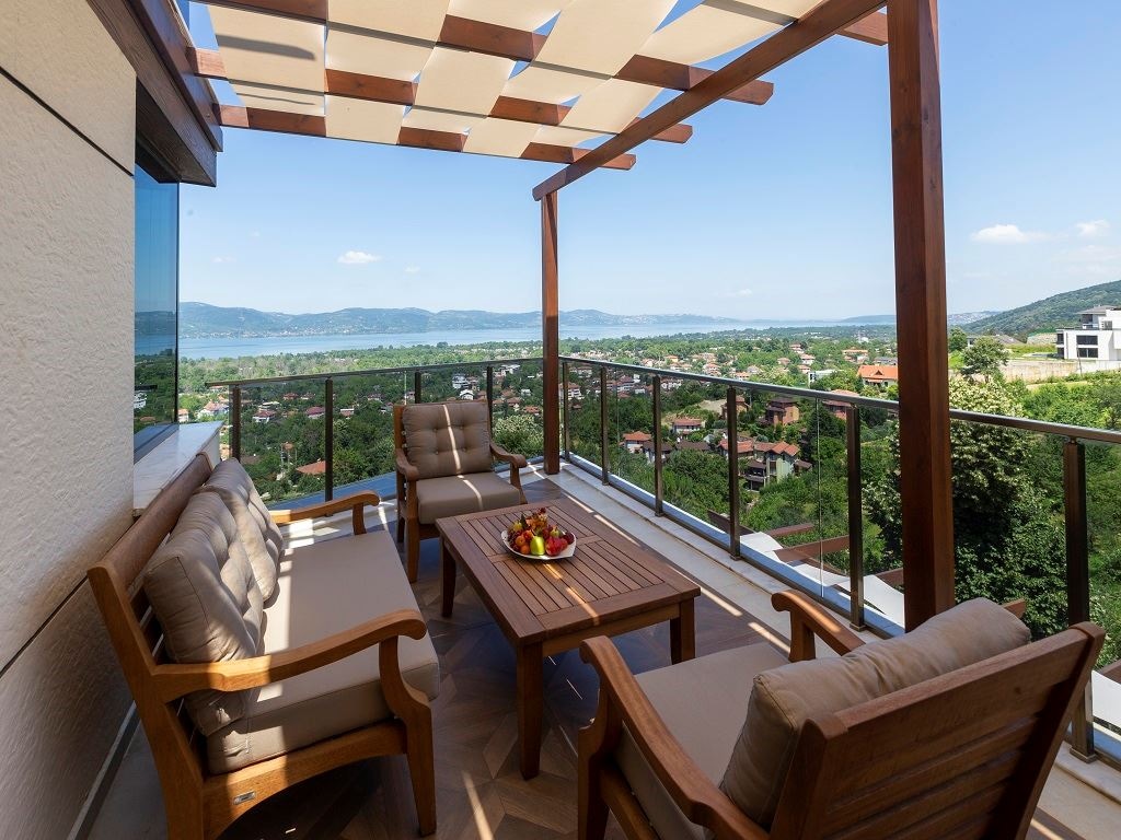 rooms-premium-deluxe-teras-oda-gol-manzarali