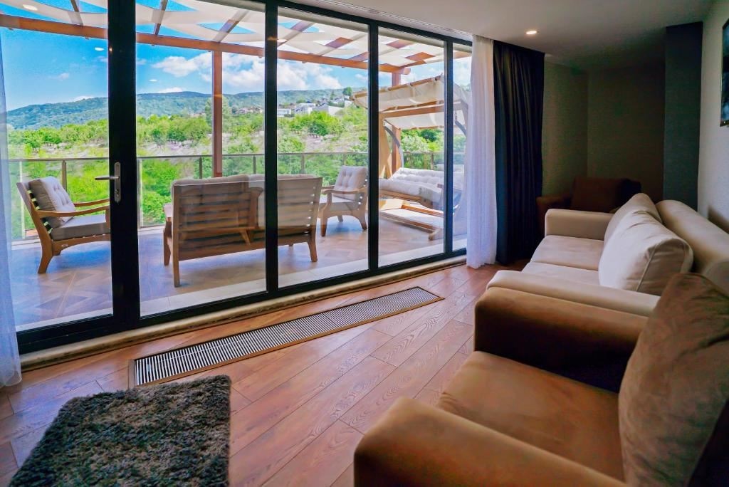 rooms-executive-suite-1+1-bahce-ve-teras-gol-manzarali