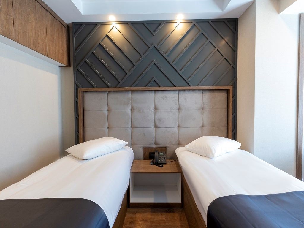 rooms-standard-room-one-queen-bed-or-twin-bed-lake-view