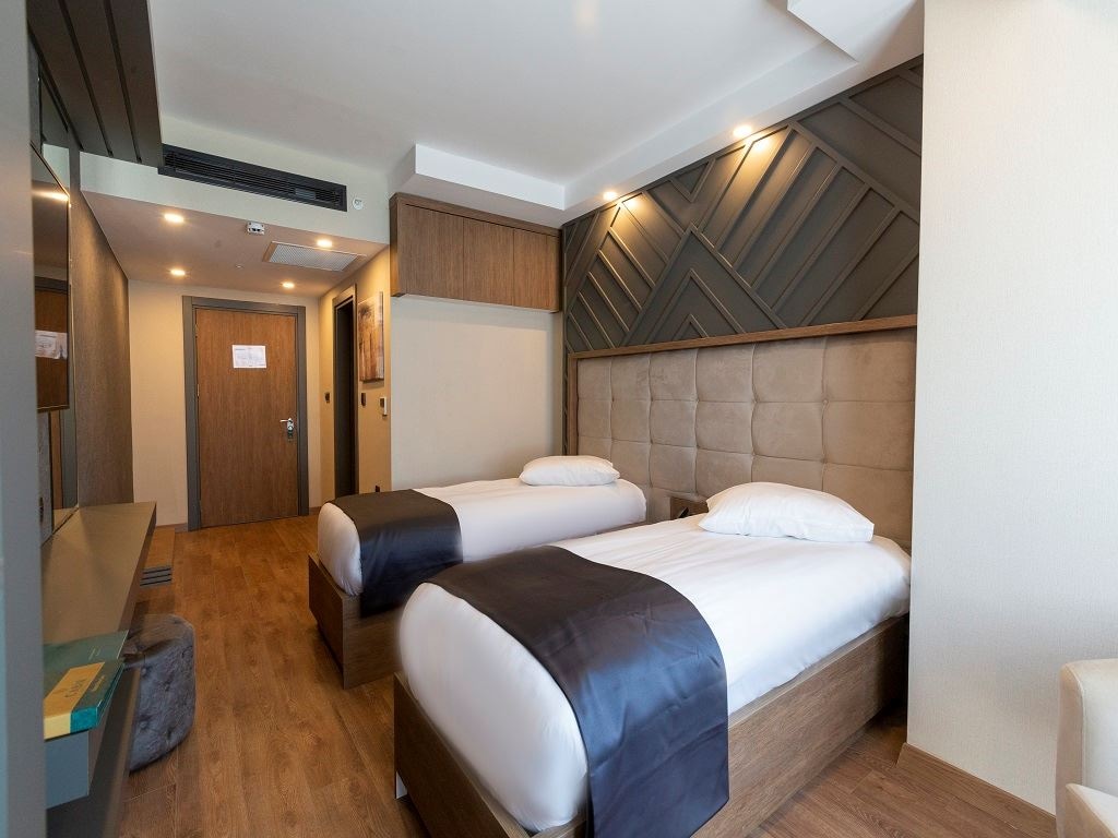 rooms-standard-room-one-queen-bed-or-twin-bed-lake-view