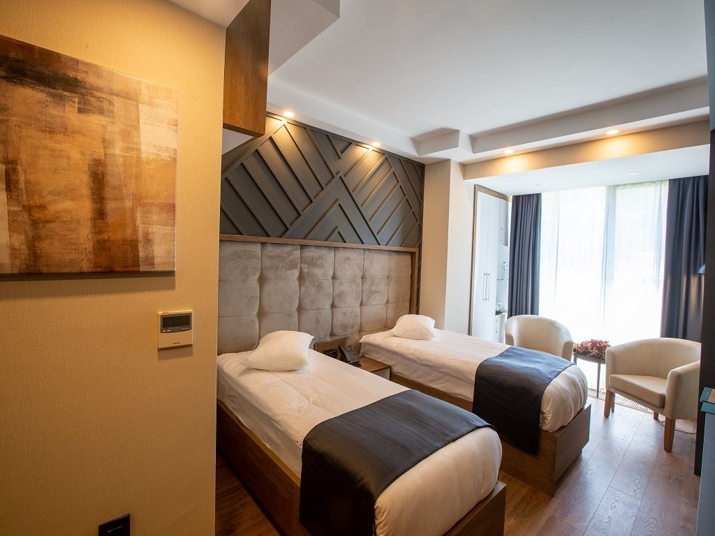 rooms-standard-room-one-queen-bed-or-twin-bed-lake-view