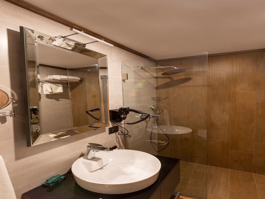 rooms-standard-room-one-queen-bed-or-twin-bed-lake-view