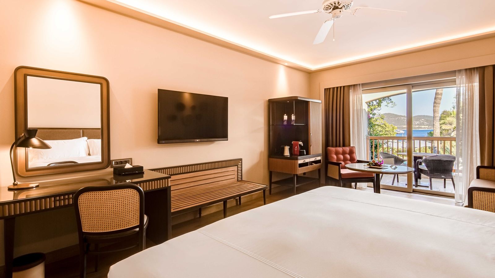 rooms-deluxe-pool-view-room