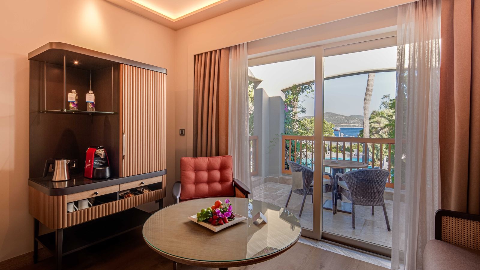 rooms-deluxe-pool-view-room