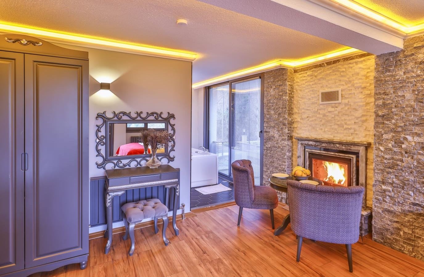 rooms-balkonlu-hamamli-saunali-jakuzili-sok-duslu-ve-somineli-hera-oda