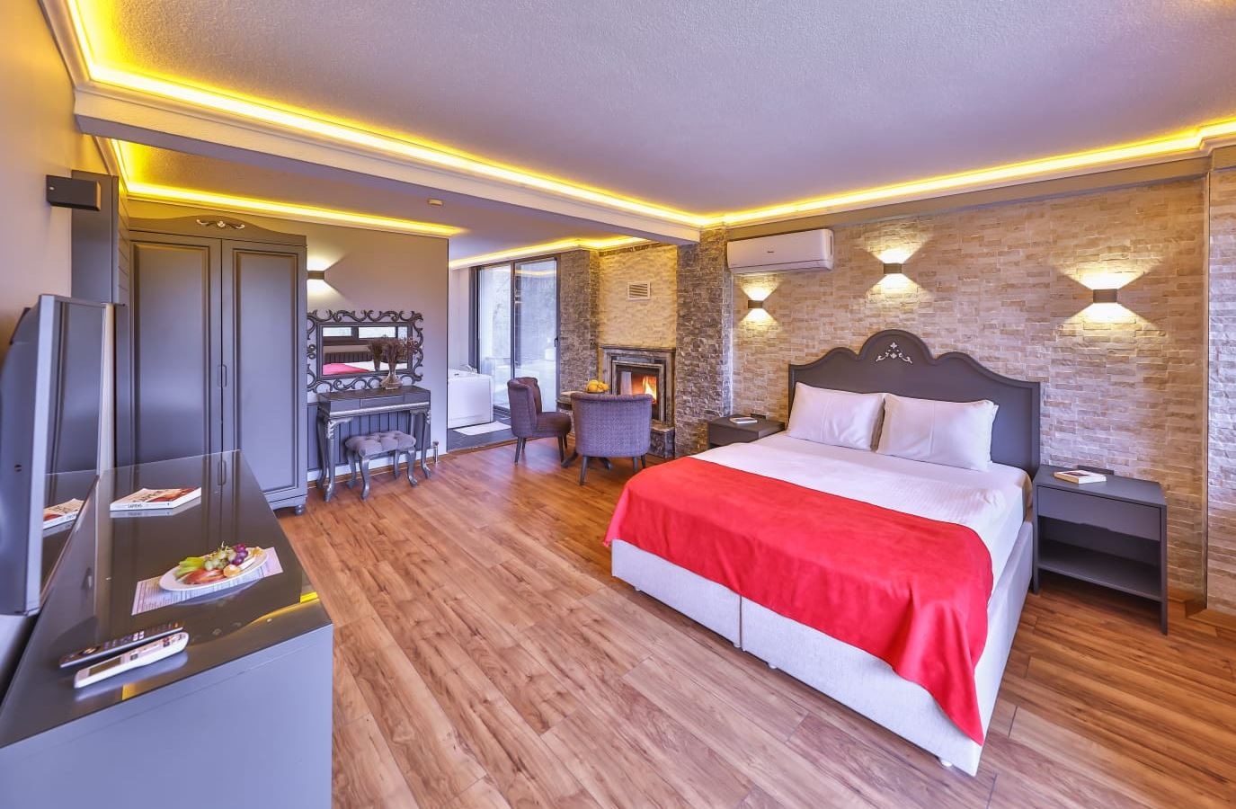 rooms-balkonlu-hamamli-saunali-jakuzili-sok-duslu-ve-somineli-hera-oda