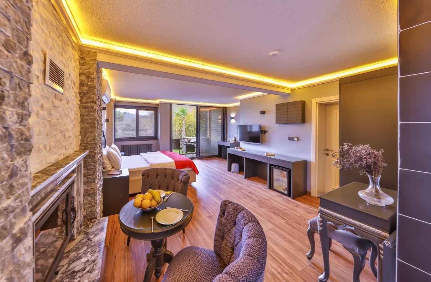 rooms-balkonlu-hamamli-saunali-jakuzili-sok-duslu-ve-somineli-hera-oda