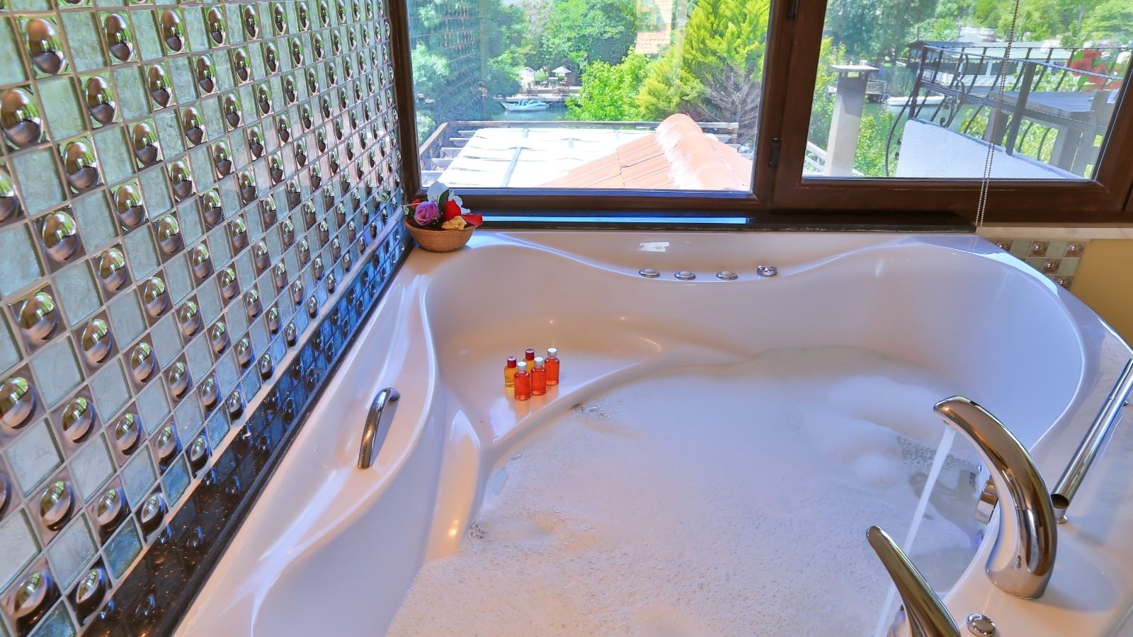 rooms-deluxe-suit-spa-kuvetli-somineli-isiticili--balkonlu-nehir-manzarali-oda