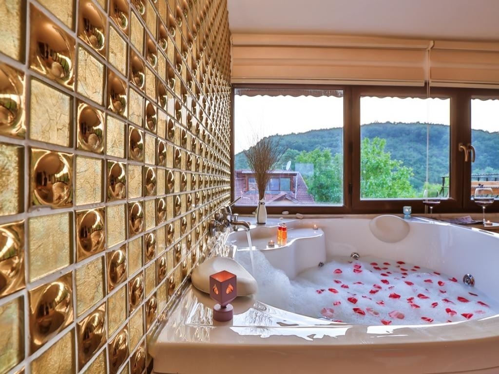 rooms-deluxe-suit-spa-kuvetli-somineli-isiticili--balkonlu-oda
