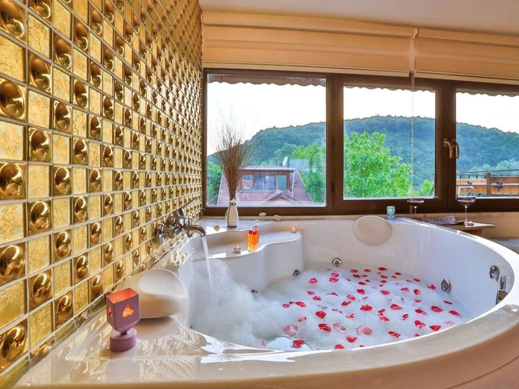 rooms-deluxe-suit-spa-kuvetli-somineli-isiticili--balkonlu-oda