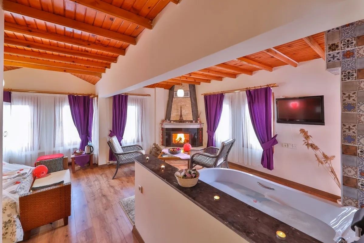 rooms-bahce-manzarali-cift-kisilik-spa-kuvetli-somineli-ve-balkonlu-balayi-odasi