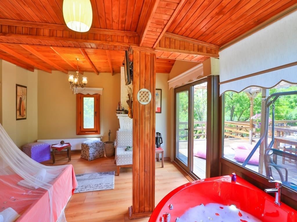 rooms-cift-kisilik-somineli-spa-kuvetli-terasli-nehir-manzarali-oda