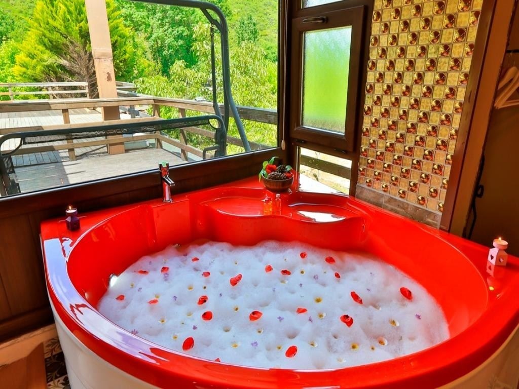 rooms-cift-kisilik-somineli-spa-kuvetli-terasli-nehir-manzarali-oda