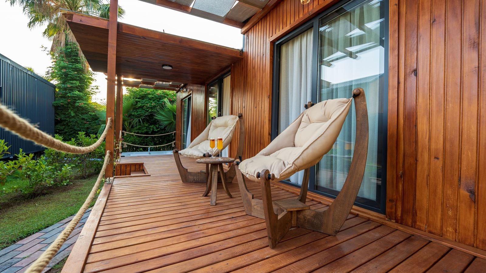 rooms-jakuzili-tiny-house