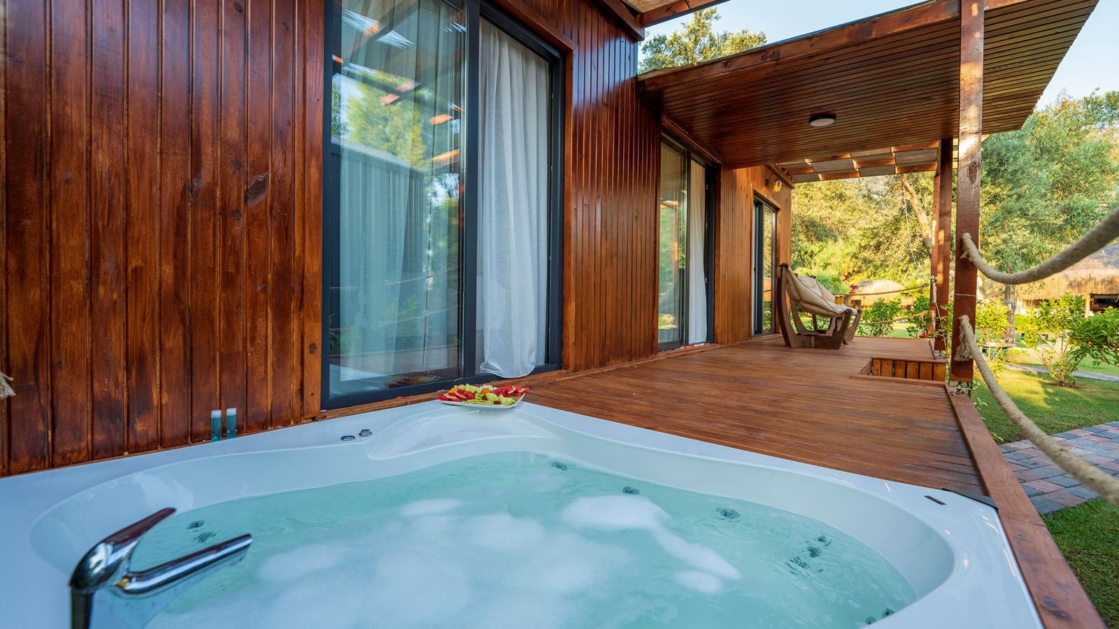 rooms-jakuzili-tiny-house