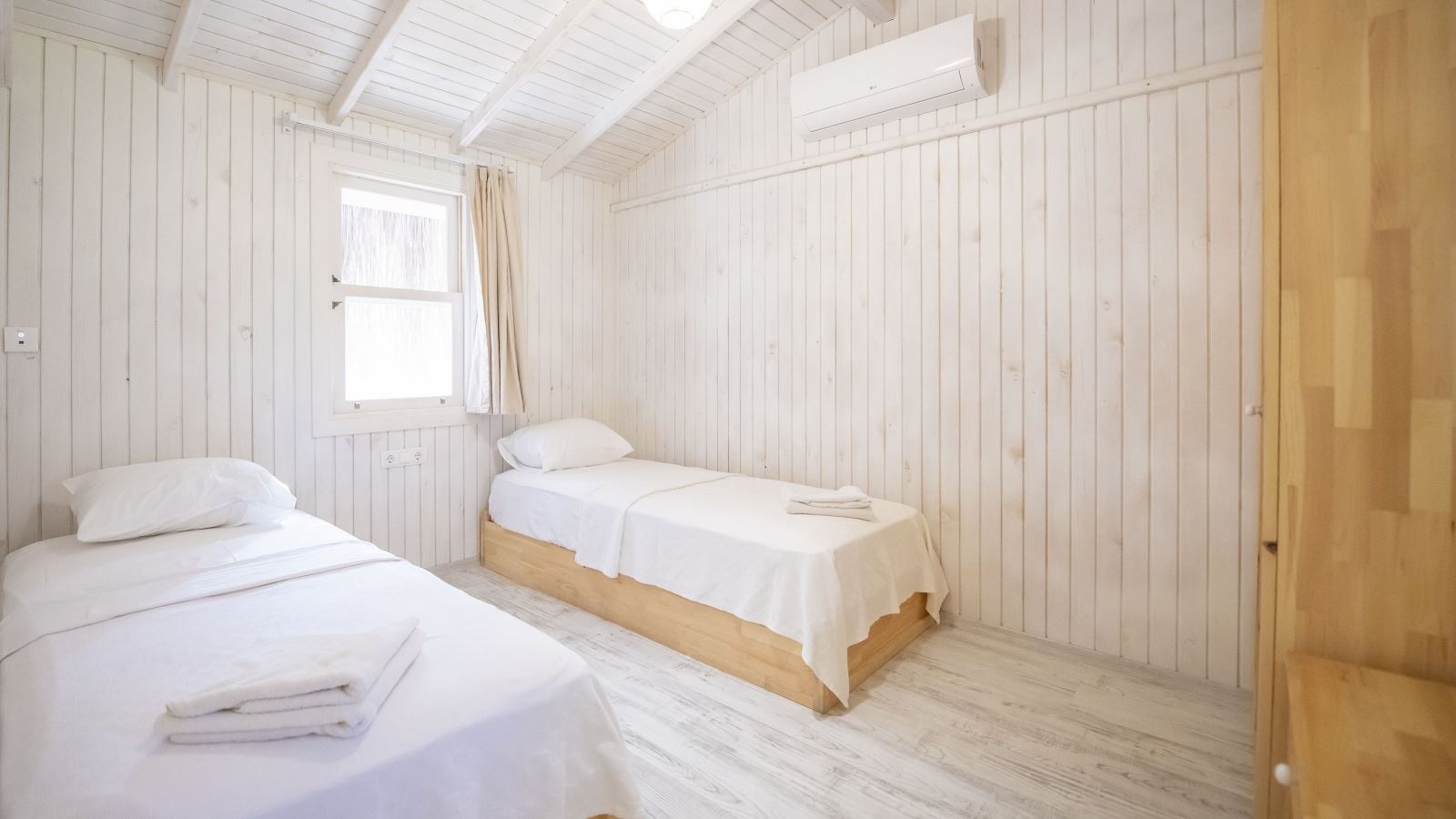 rooms-bungalow-family-room