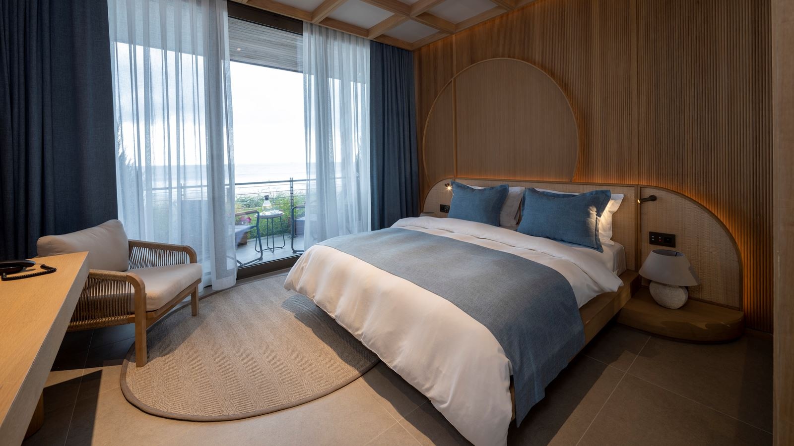 rooms-deluxe-room-sea-view
