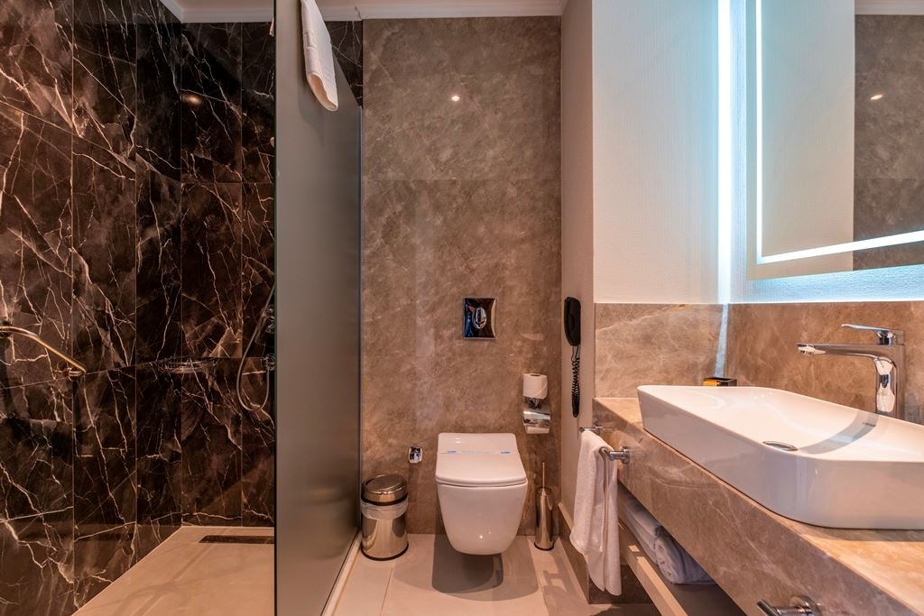 rooms-deluxe-suite-room