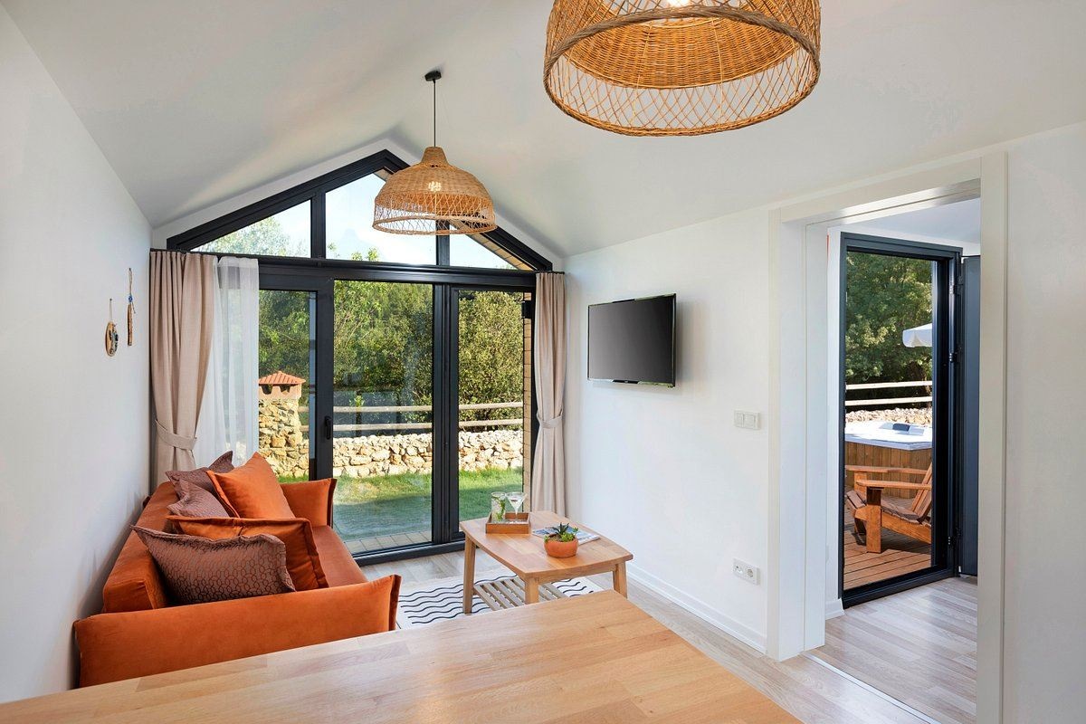 rooms-tiny-with-jacuzzi