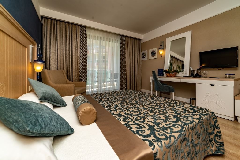 rooms-standard-room-land-view-with-balcony