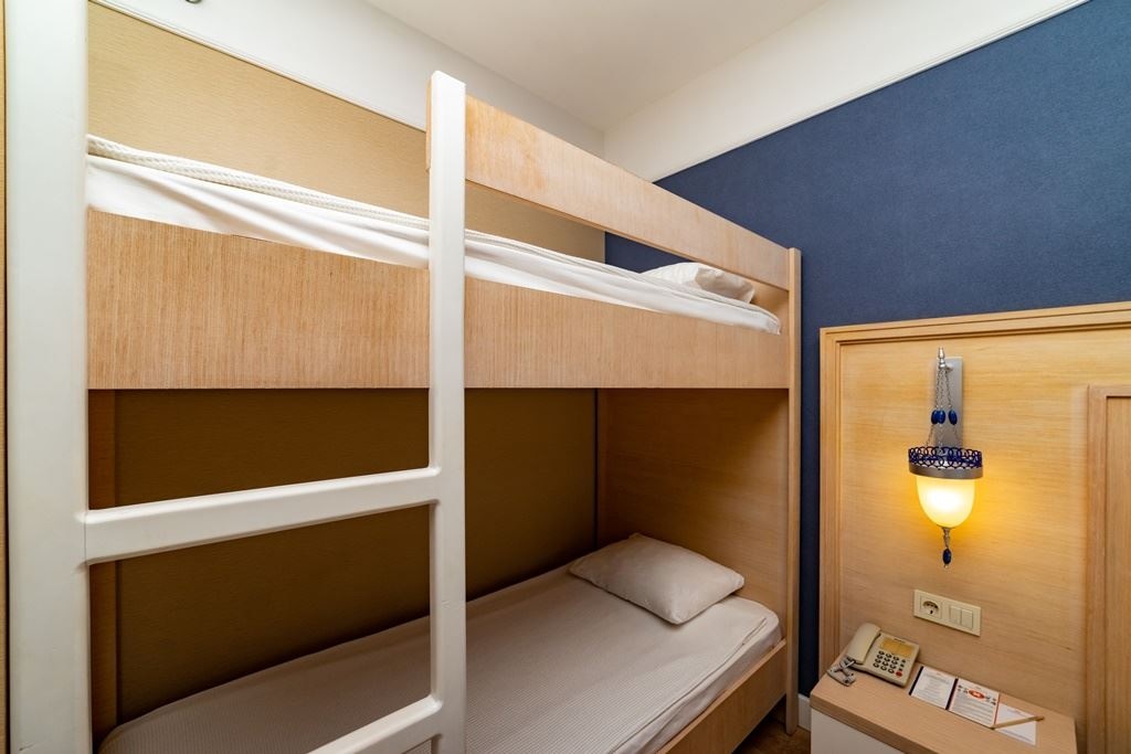 rooms-standard-bunkbed-side-sea-view